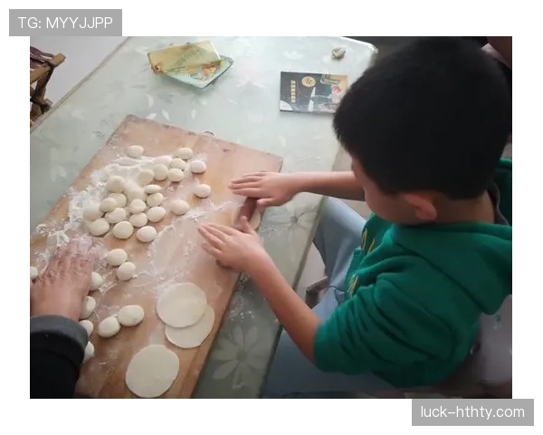 唐佳豪训练完直接啃鸡胸肉，这自律我真看不下去了